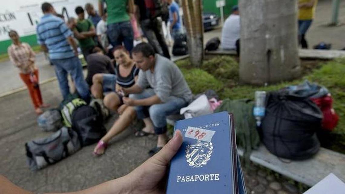 Un migrante cubano con pasaportes para entregar en procesamiento en el Instituto Nacional de Migración después de cruzar el Río Suchiate, el cuerpo de agua que separa Guatemala de México.