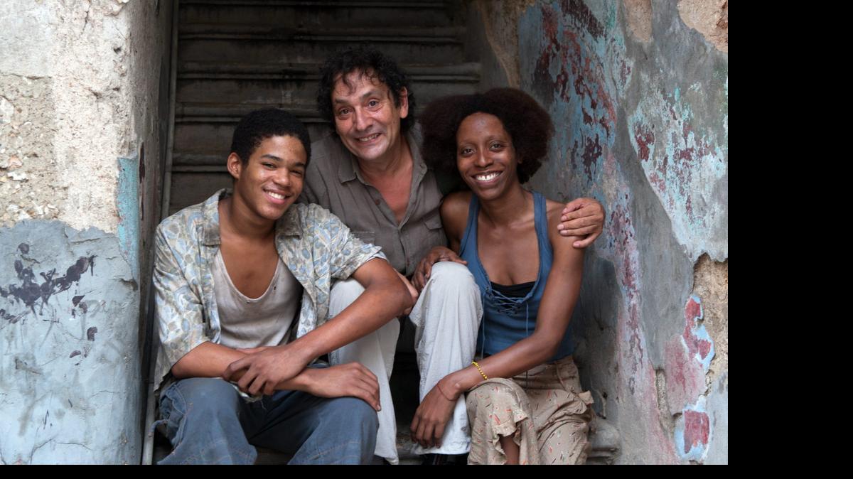 
El director mallorquín Agustí Villaronga y los protagonistas de ‘El rey de La Habana’, Maykol Tortolo (izq.) y Yordanka Salgado (der.), en Santo Domingo, República Dominicana.
