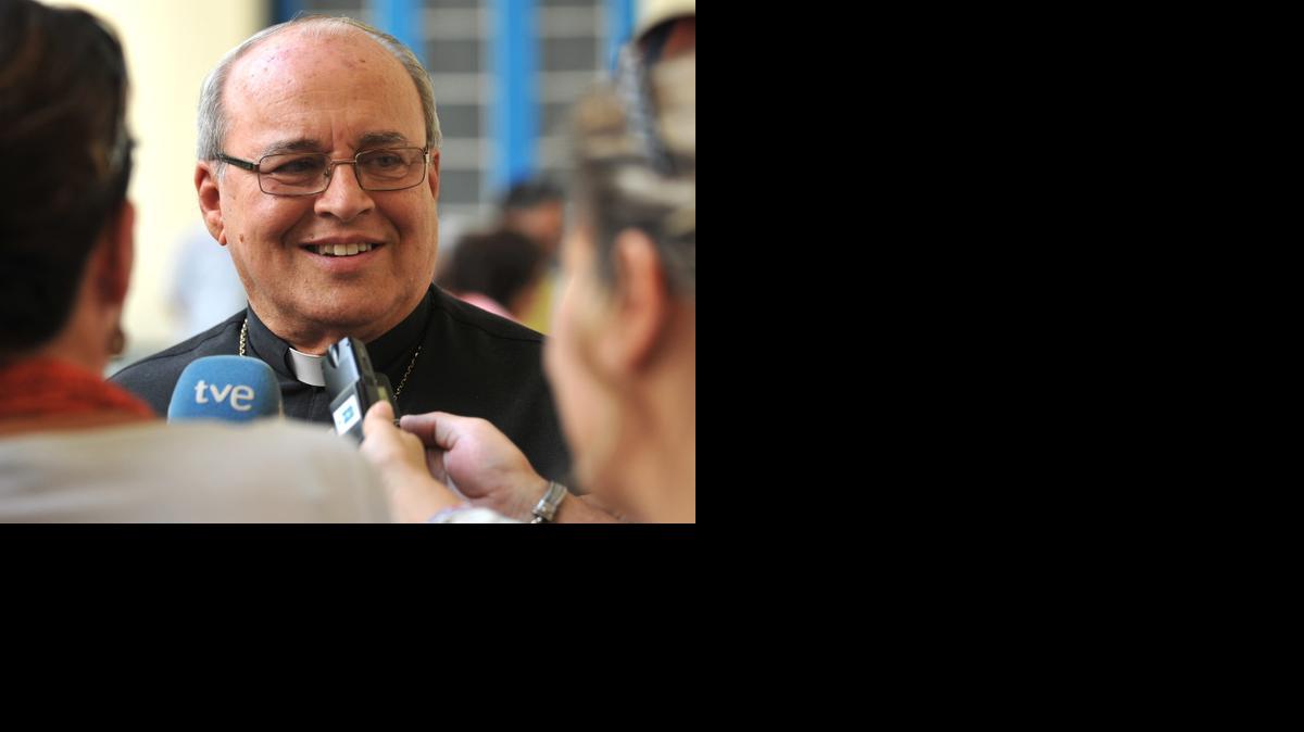 
El cardenal cubano Jaime Ortega Alamino, arzobispo de La Habana, habla con periodistas el viernes 28 de octubre de 2011, en La Habana. 
