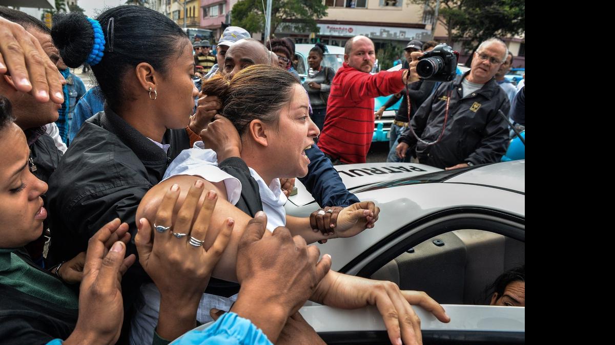 
En la foto de archivo, una miembro de las Damas de Blanco es arrestada durante una protesta en La Habana.
