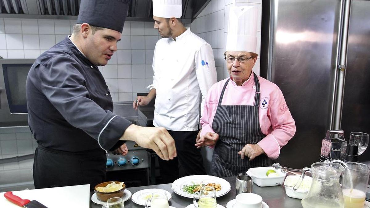 La monja católica italo-canadiense Soeur Angele Rizzardo prepara una Rizzoto de Langosta con espuma de cítricos junto al chef español Miguel Ángel Jiménez, durante una demostración práctica culinaria en el hotel Meliá-Habana el 11 de julio de 2017, como parte de su recorrido por varios hoteles de la cadena española Melia.