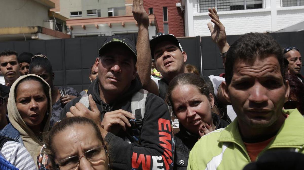 Un grupo de cubanos intenta recibir apoyo de las autoridades frente a la embajada de México en Ecuador.