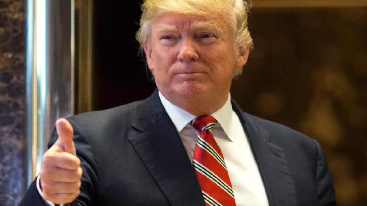 El presidente electo de Estados Unidos, Donald Trump, da un pulgar hacia arriba a los medios de comunicación después de reunirse con Martin Luther King III en Trump Tower en Nueva York el 16 de enero de 2017.