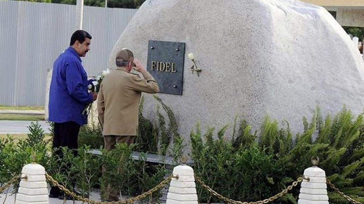 El presidente de Venezuela, Nicolás Maduro, acompañado del mandatario cubano, Raúl Castro, mientras coloca flores en la tumba del fallecido líder cubano Fidel Castro, en la ciudad de Santiago (Cuba).