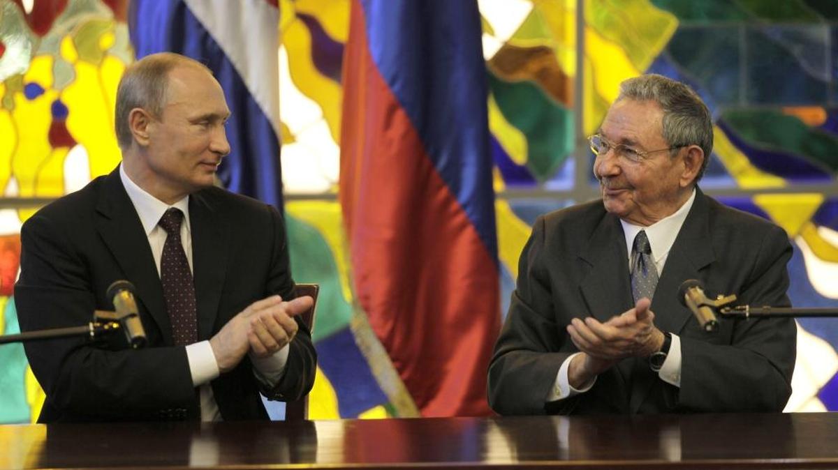 El presidente de Rusia Vladimir Putin (izq.) junto al gobernante cubano Raúl Castro en el Palacio de la Revolución en La Habana, el 11 de julio de 2014.