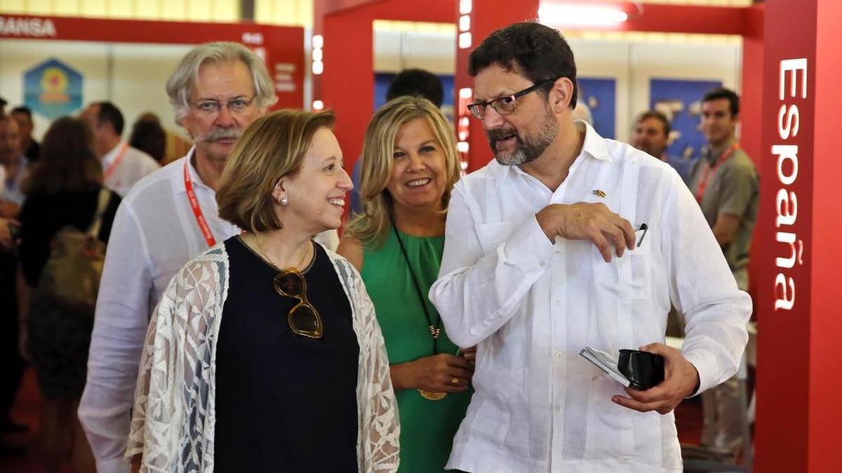 La secretaria de Estado de Comercio de España, María Luisa Poncela (i), conversa con el embajador español en Cuba, Juan José Buitrago (d) el miércoles, durante la inauguración del pabellón español en la 35 edición de la Feria Internacional de La Habana (FIHAV 2017), en La Habana (Cuba).