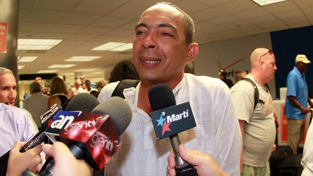 El opositor cubano Darsi Ferret habla con periodistas a su llegada al Aeropuerto Internacional de Miami, el 28 de junio de 2012. Ferret fue hallado muerto el viernes en West Palm Beach.