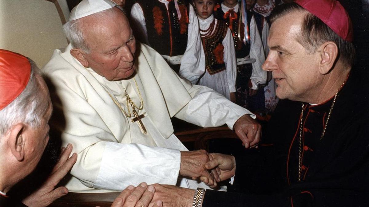 
Juan Pablo II y el obispo Thomas Wenski intercambian un saludo en el Vaticano en octubre del 2002.


