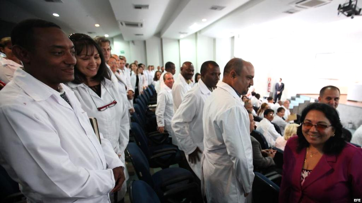 La vice ministra de Salud Pública Marcia Cobas, a la derecha, con un gruop de médicos cubanos en la Universidad de Brasilia en esta foto sin fecha.