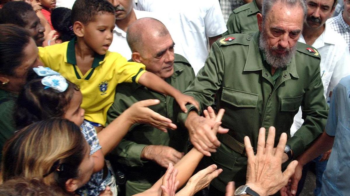 Fotografía de archivo del 20 de noviembre de 2006, del líder cubano Fidel Castro (d), durante un evento en La Habana (Cuba).