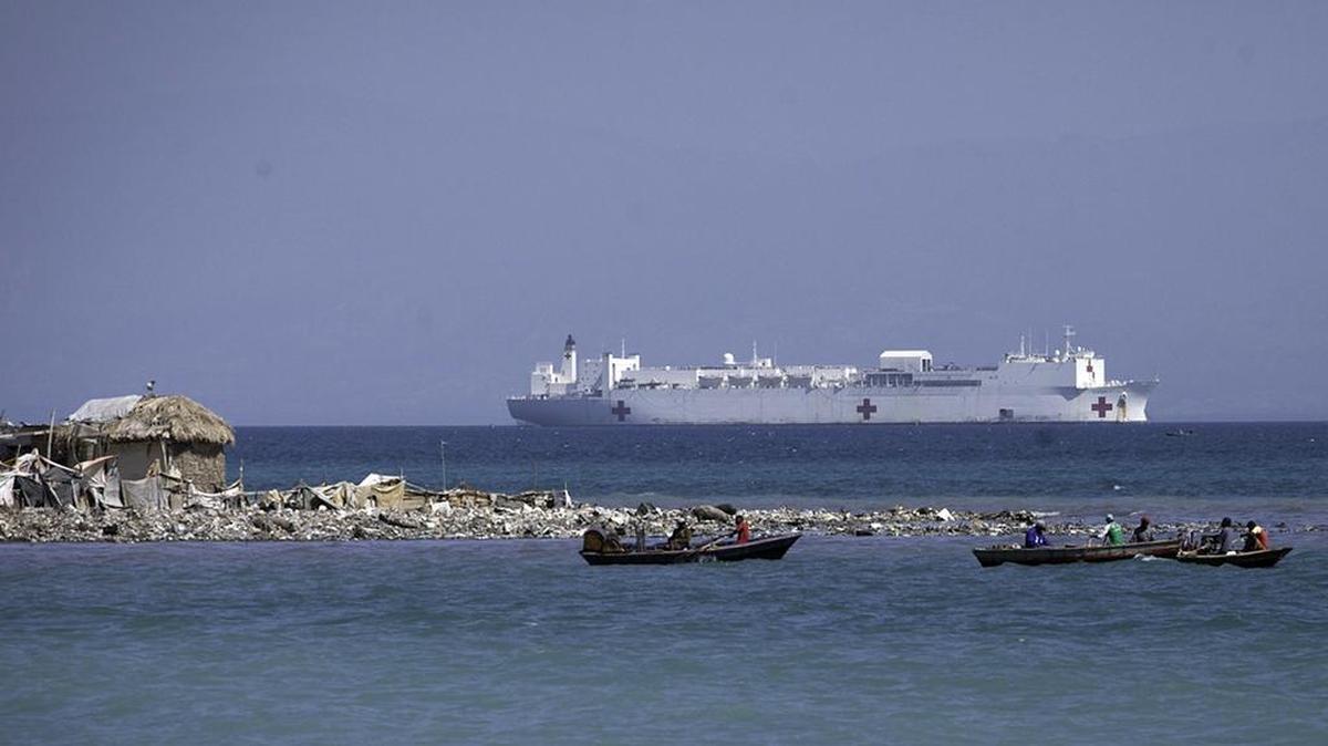
El embajador de Cuba en Haití y cinco médicos de la cooperación del país caribeño visitaron el barco hospital del ejército de EEUU anclado en la bahía de Puerto Príncipe, durante una reunión sin precedentes con su homólogo estadounidense.
