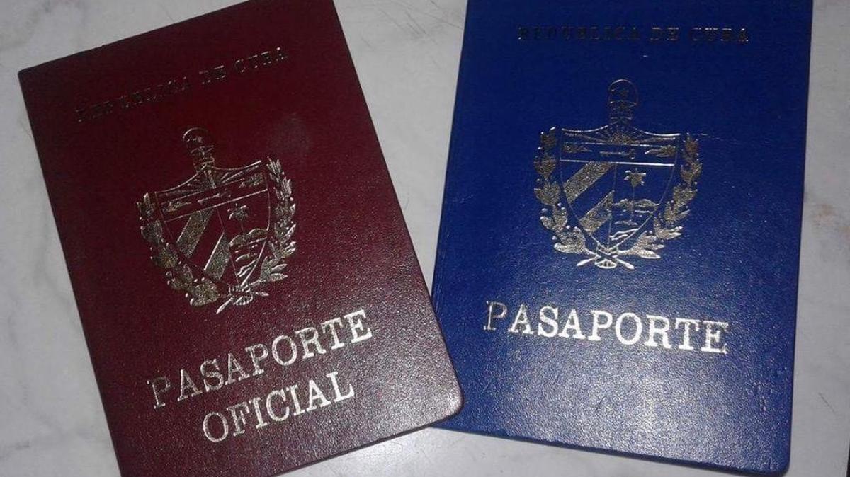 A diferencia de un pasaporte normal (azul), el pasaporte oficial (rojo) se emite para viajes tramitados por organismos del Estado.