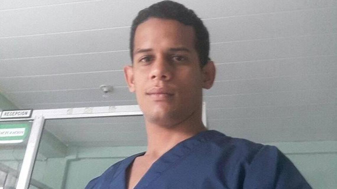 El doctor Misael Hernández en una clínica en Venezuela.
