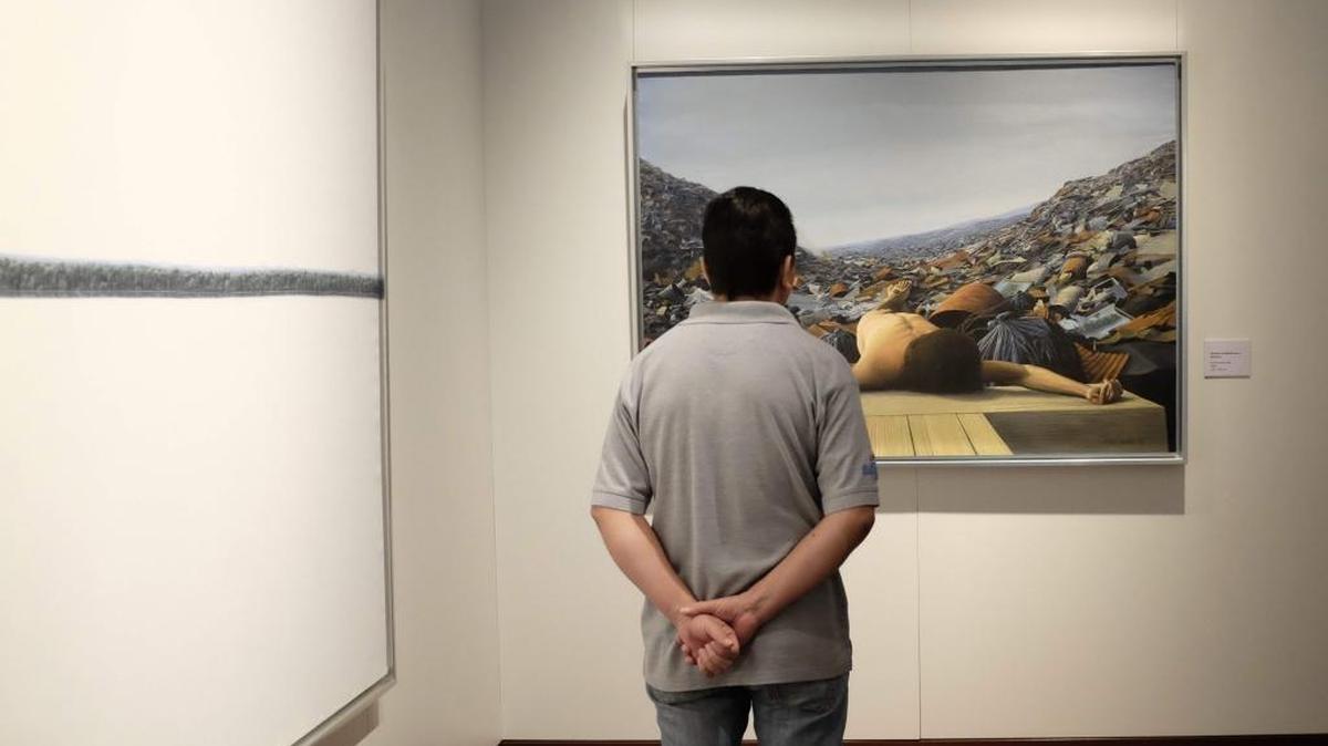 Fotografía del 23 de septiembre de 2016 de un hombre que observa parte de la exposición "Paisaje", con un total de 8 piezas del artista cubano Tomás Sánchez, la cual es presentada desde este fin de semana en Museo de Arte Costarricense, en San José, con el objetivo de revelar la imperfecta naturaleza y la esencia del existencialismo humano.