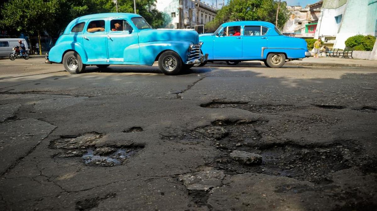 Un tercio de los autos que rueda en Cuba lo hace con fallas mecánicas y por vías destrozadas.