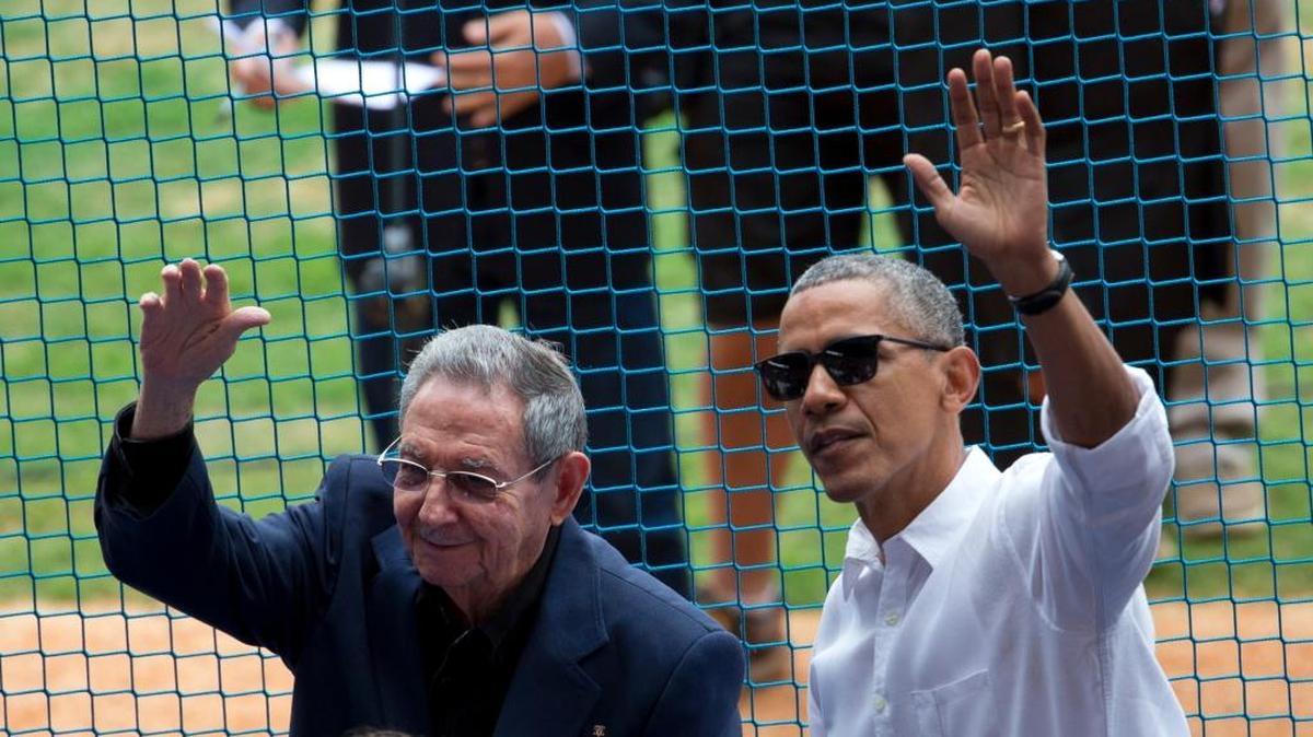 El presidente Barack Obama junto al gobernante cubano Raúl Castro en el Estadio Latinoamericano de La Habana el 22 de marzo del 2016, durante la visita del mandatario estadounidense a la isla.