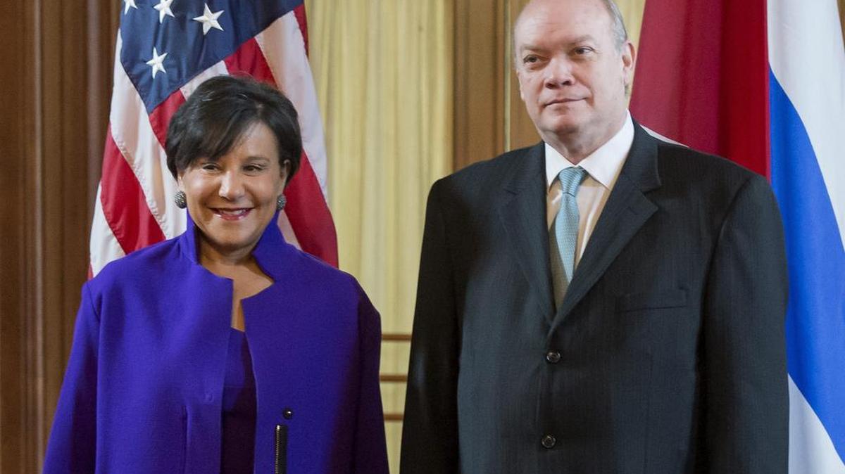 La Secretaria de Comercio de EEUU, Penny Pritzker (i), y el ministro de Comercio de Cuba, Rodrigo Malmierca (d), durante el Segundo Diálogo Regulatorio celebrado en Washington, Estados Unidos, el 17 de febrero de 2016. El encuentro pretende hacer avanzar la normalización de las relaciones y las perspectivas del acercamiento bilateral.