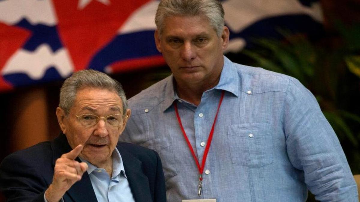 El líder cubano Raúl Castro junto al primer vicepresidente Miguel Díaz-Canel durante el séptimo Congreso del Partido Comunista de Cuba, el 16 de abril del 2016. La mayoría de los observadores creen que Díaz-Canel sucederá a Castro en la presidencia, aunque nada está asegurado.