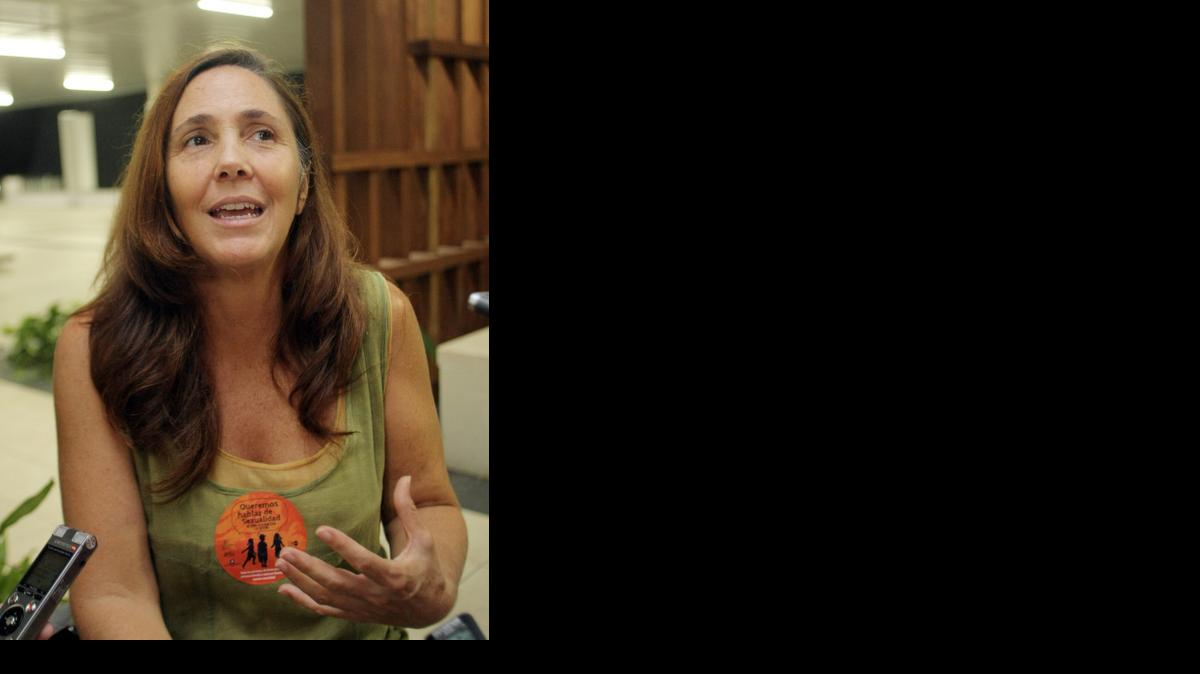 
La directora del Centro Nacional de Educación Sexual (CENESEX), Mariela Castro, e hija del presidente cubano, Raúl Castro, responde unas preguntas durante una actividad cultural, viernes 5 de septiembre de 2014, con motivo de la celebración en Cuba del Día Mundial de la Salud Sexual.
