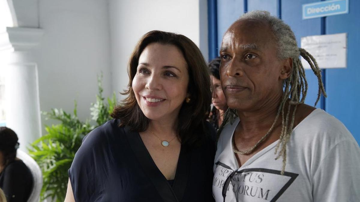La fotógrafa cubanoamericana Flor Mayoral con el fotógrafo cubano René Peña en la inauguración de su exposición ‘Transgrediendo fronteras’, en la Fototeca de Cuba, Habana Vieja.