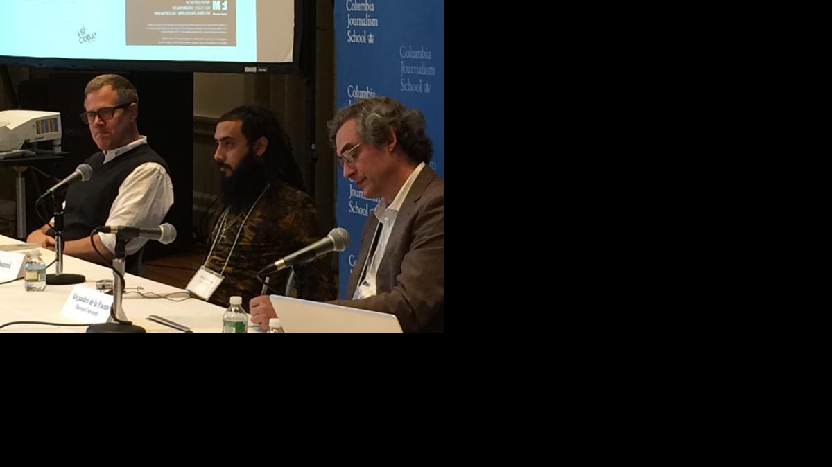 
De izquierda a derecha, el periodista de Sports Illustrated Scott Price, el artista David Escalona y Alejandro de la Fuente, profesor de la Universidad de Harvard. Foto de archivo.
