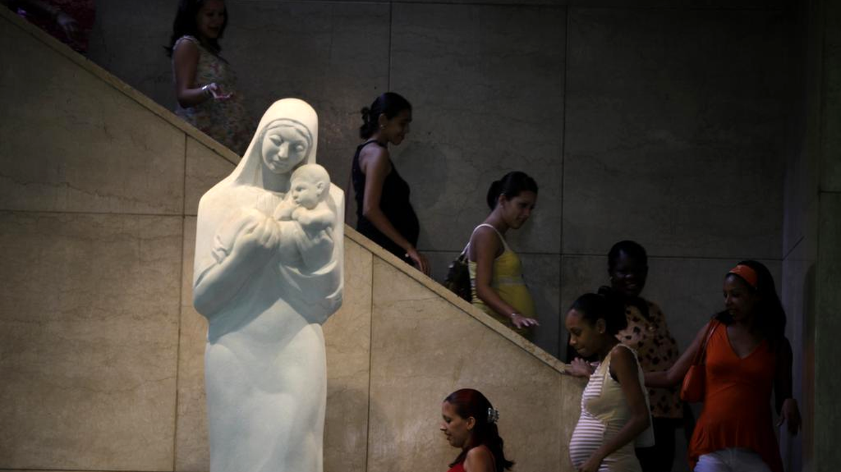 
Un grupo de embarazadas baja las escaleras interiores del Hospital de Maternidad en La Habana.
