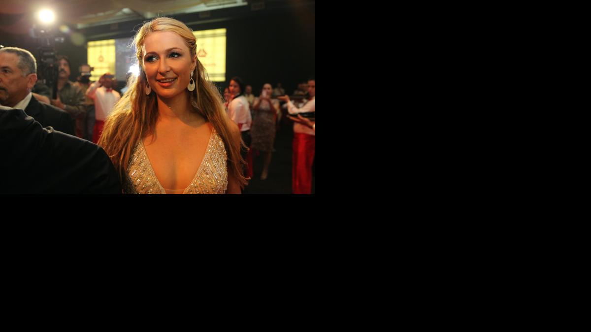 
La celebridad estadounidense Paris Hilton, heredera del imperio hotelero de su apellido, asiste a la cena de gala que cerró el XVII Festival Internacional del Habano en La Habana, Cuba. 
