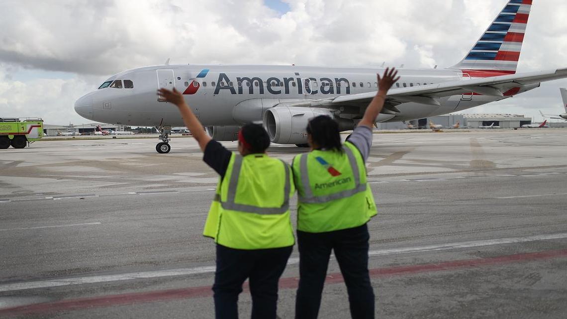 Dos empleadas despiden el vuelo 903 de American Airlines que se preparaba para despegar el 7 de septiembre del 2016, en el primer vuelo comercial entre Miami y Cuba en 55 años.