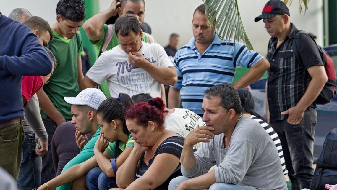 Un grupo de cubanos esperan para ser atendidos fuera del Instituto Nacional de Migración de México, después de cruzar el Río Suchate, que formaba parte de la ruta de los cubanos hacia EEUU. Archivo.