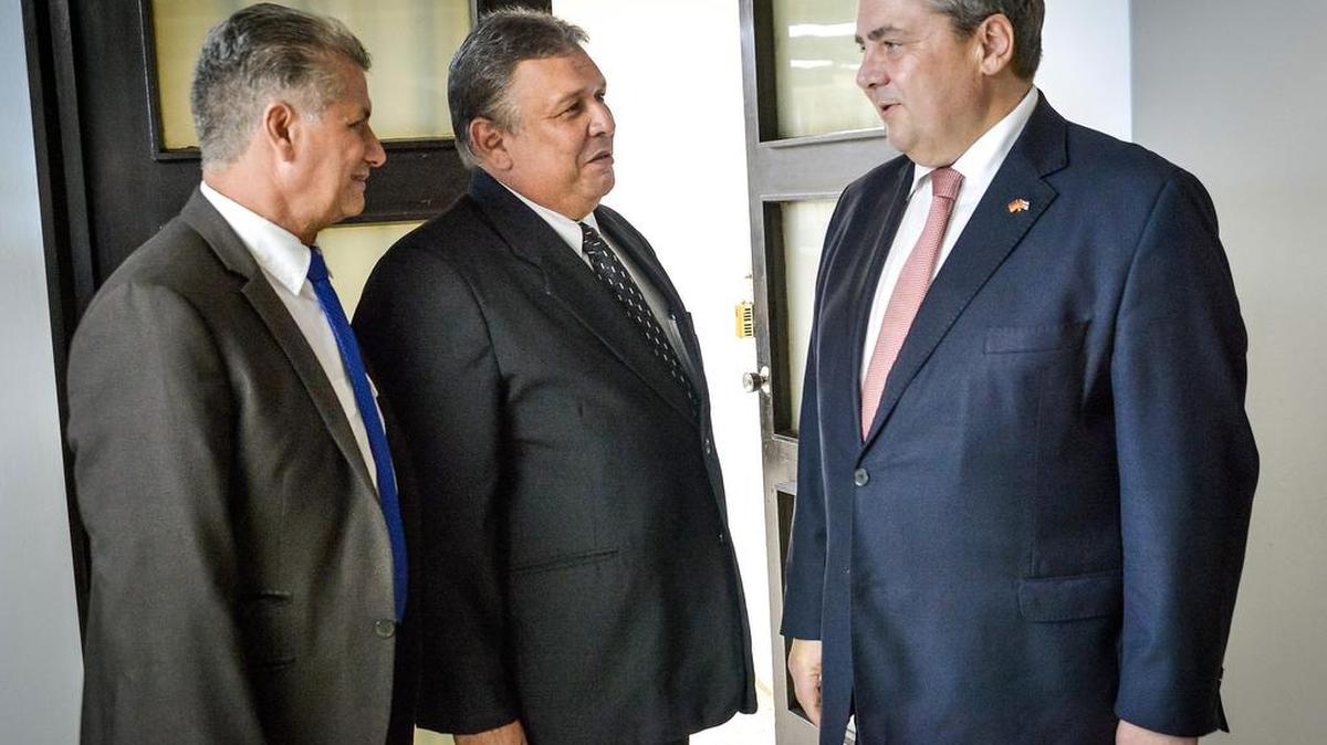 El ministro de Economía y Planificación cubano, Marino Murillo (c), recibe al ministro alemán de Economía, Sigmar Gabriel (d), este jueves 07 de enero de 2016, en La Habana (Cuba).