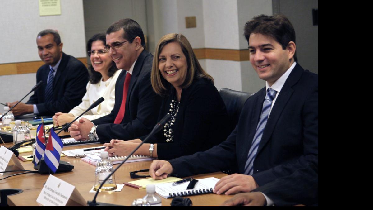 
Fotografía de los representantes del Gobierno de Cuba, de derecha a izquierda, Abel González, la directora general para Estados Unidos del Ministerio de Relaciones Exteriores, Josefina Vidal, José Ramón Cabañas, Lianys Torres y Alejandro García, participando el jueves 21 de mayo de 2015, en su cuarta ronda de negociaciones para restablecer lazos diplomáticos con el Gobierno de Estados Unidos, en la sede del Departamento de Estado, en Washington, DC. 
