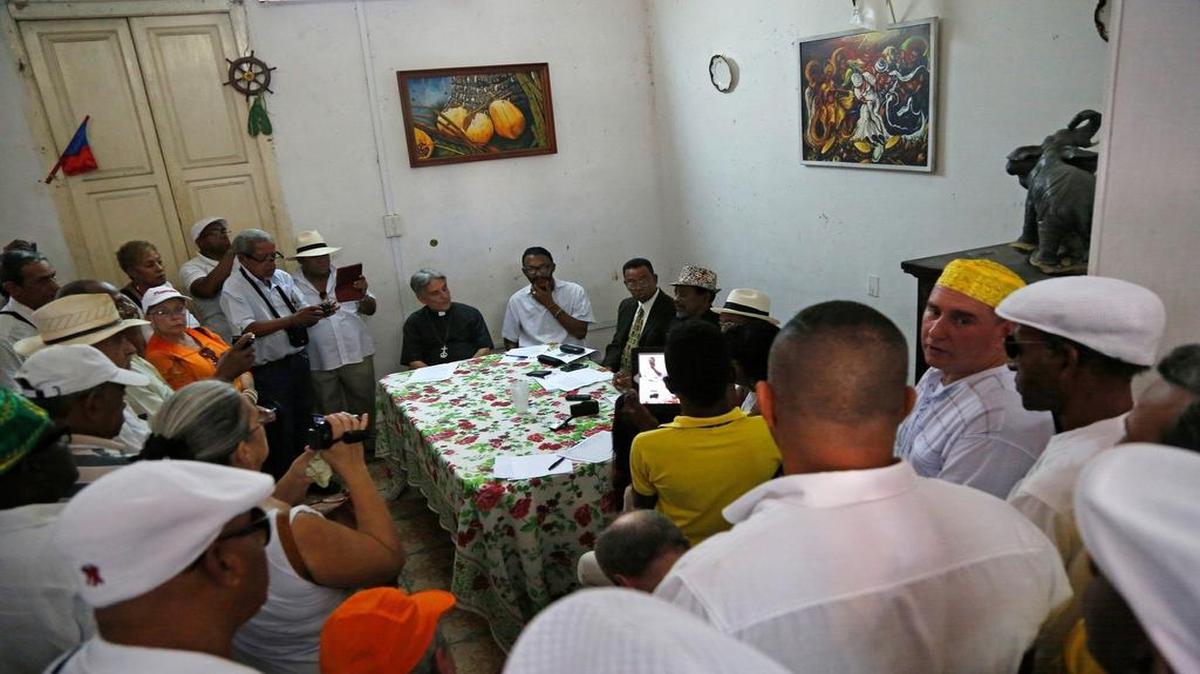 Babalawos dan a conocer la Letra del Año en La Habana, Cuba, en el 2015. La Letra se da a conocer cada año a comienzos de enero. Foto de archivo.