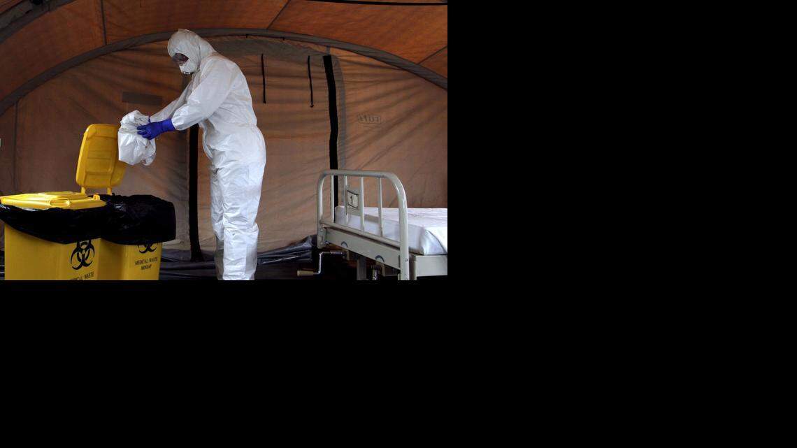 
La enfermera cubana Dalila Martínez se entrena en el manejo de material contaminado en La Habana, antes de viajar a Sierra Leona, Africa, para luchar contra la mortal enfermedad, el 9 de septiembre del 2014.
