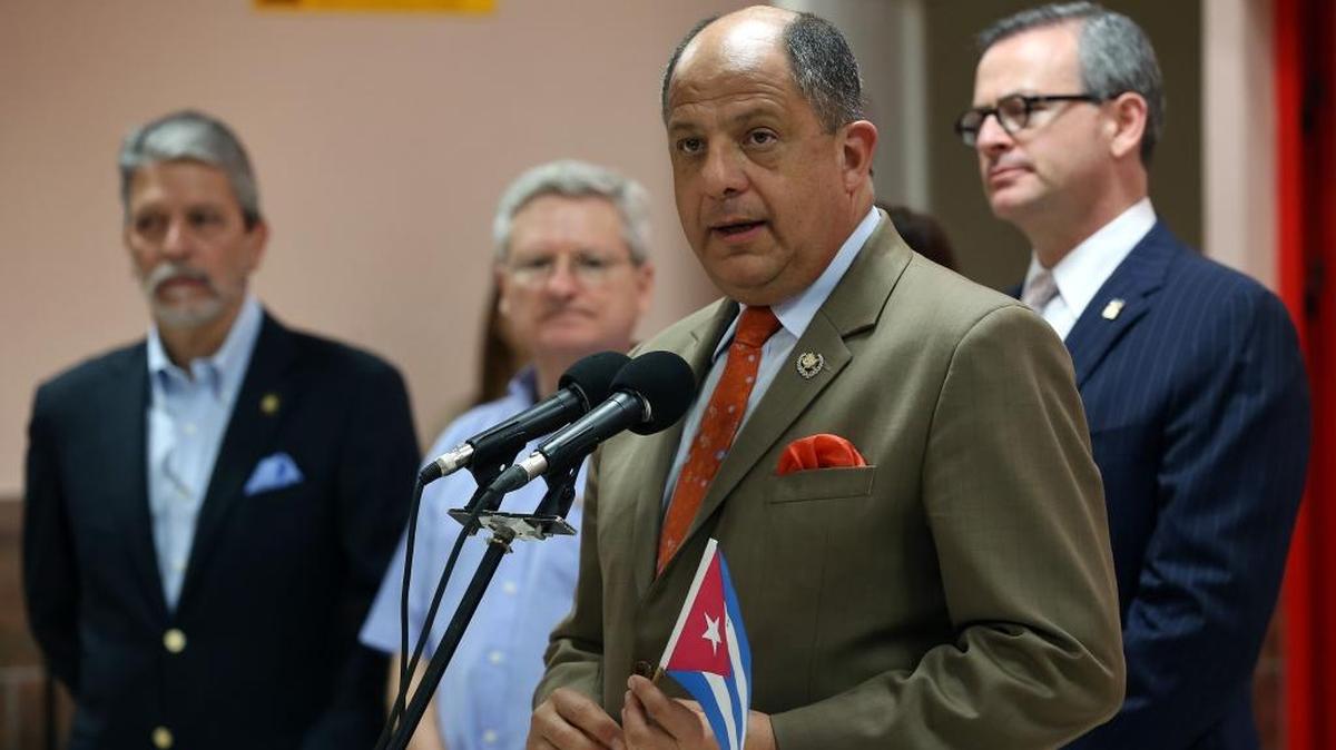 El presidente de Costa Rica, Luis Guillermo Solís, habla ante la prensa el domingo, en La Habana. Solís pedirá al mandatario cubano, Raúl Castro, que interceda para que Nicaragua permita el paso por su frontera de unos 5,000 cubanos.