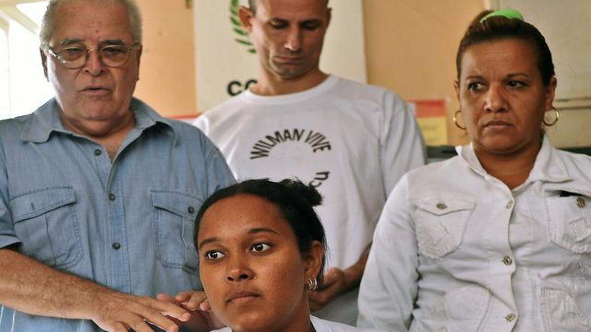
Los disidentes cubanos Elizardo Sánchez (izq), José Daniel Ferrer y Maritza Pelegrín (centro), viuda del activista opositor Wilman Vilar, junto a una mujer sin identificar, en una foto de archivo de enero del 2012.
