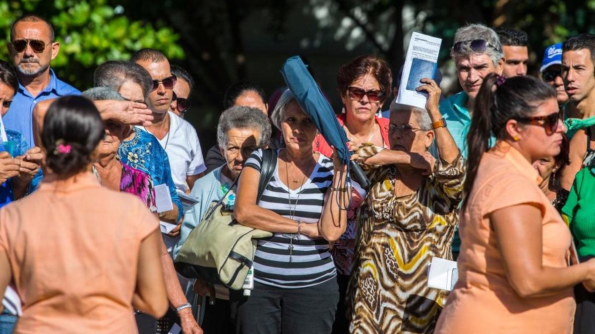 Un grupo de personas espera para entrar a embajada de Estados Unidos en La Habana, para solicitar visado.