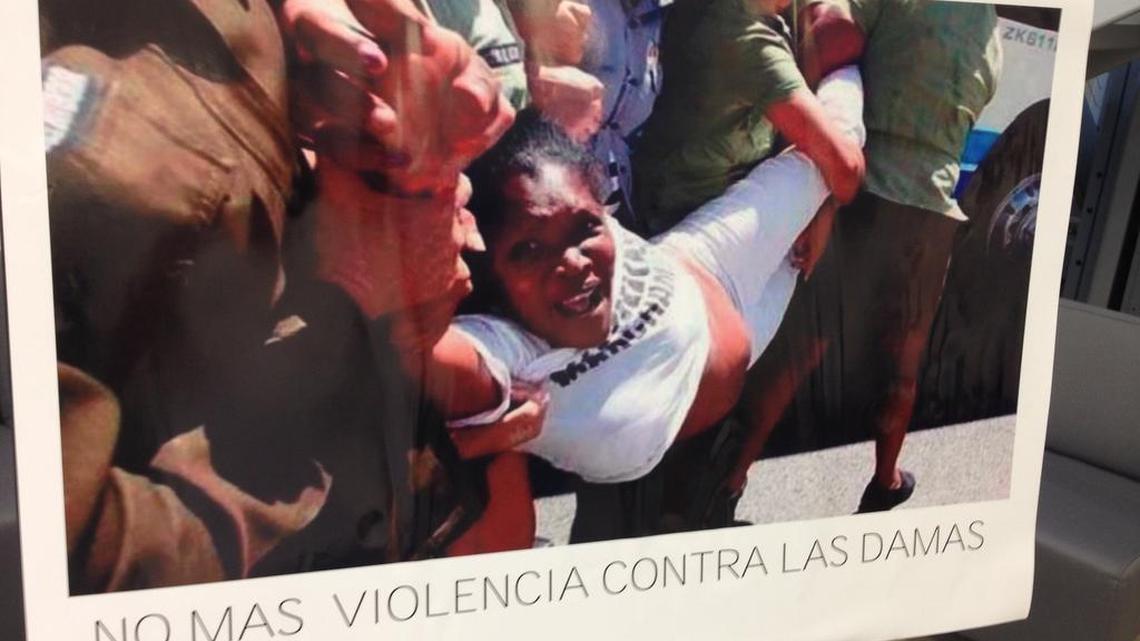 Imagen de un poster de una dama de blanco siendo detenida en Cuba y mostrada el miércoles durante la conferencia de prensa en Miami.