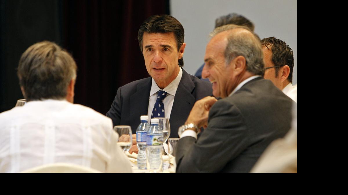 
El ministro de Industria, Energía y Turismo de España, José Manuel Soria (c), participa en un encuentro con empresarios españoles en Cuba, el martes 8 de julio del 2015, como parte de las actividades que realiza durante su visita oficial a la isla, en La Habana (Cuba). 
