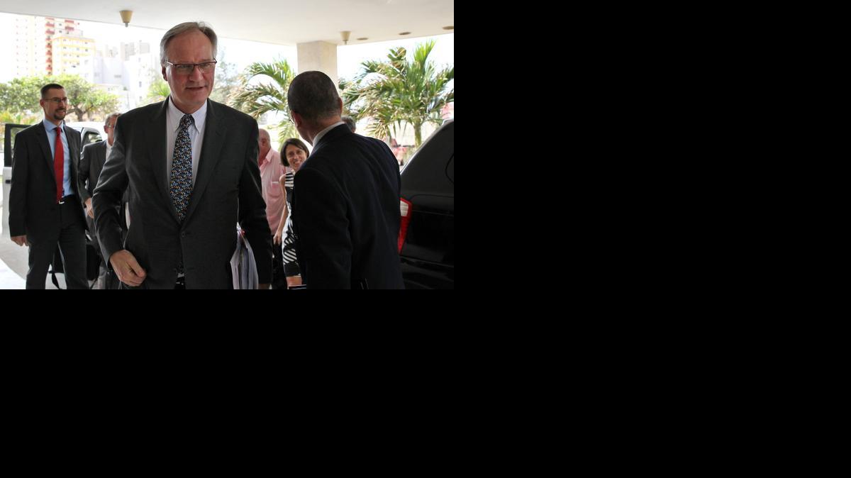
El director general para América del Servicio Europeo de Acción Exterior, Christian Leffler (c), llega hoy, miércoles 4 de febrero de 2015, a la tercera ronda de negociaciones para lograr un acuerdo bilateral, con temas en agenda como los derechos humanos y las relaciones comerciales y económicas la Habana (Cuba). 
