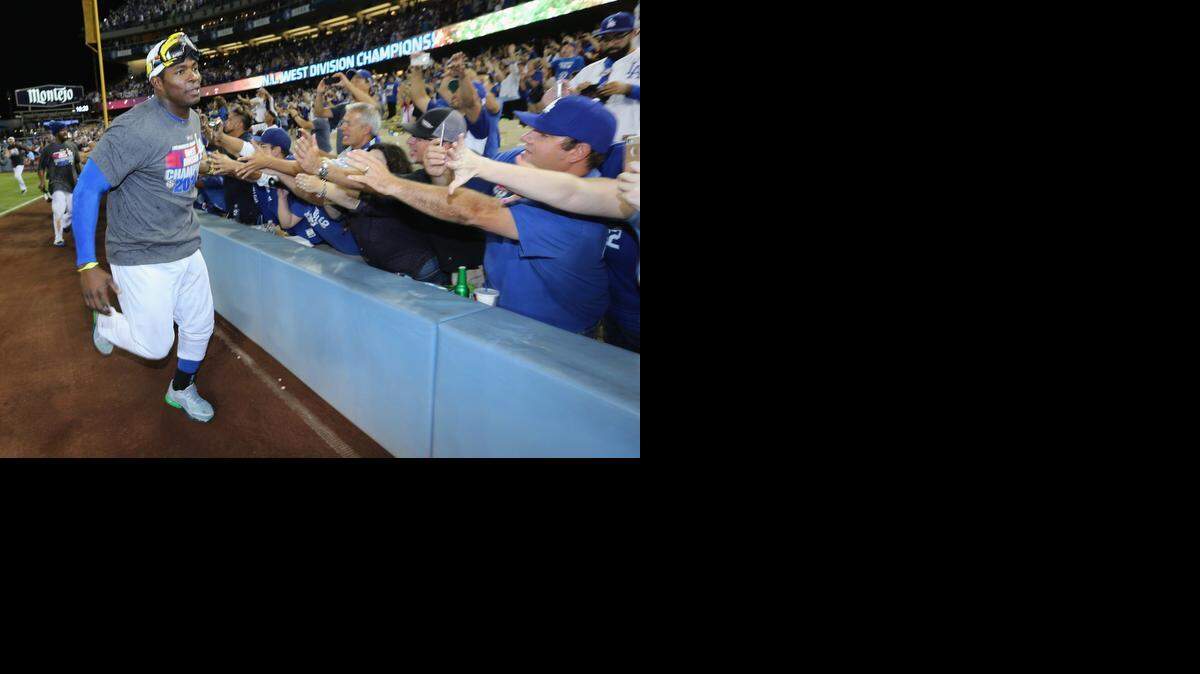 
El pelotero cubano Yasiel Puig, quien desertó, celebra la semana pasada el triunfo de su equipo los Angeles Dodgers sobre los Gigantes de San Francisco, en California.
