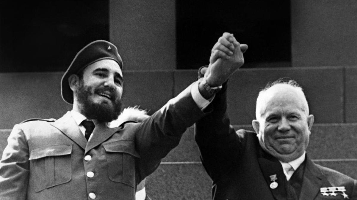 Foto de archivo tomada en mayo de 1963 muestra al Primer Secretario del Partido Comunista Cubano y Presidente del Consejo de Estado Fidel Castro (izq.) y al líder soviético Nikita Khrushchev durante una visita oficial de cuatro semanas a Moscú.