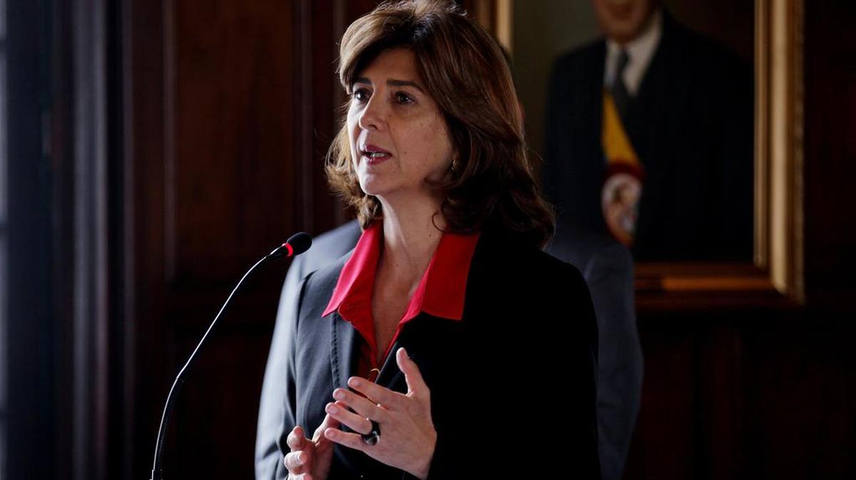 La canciller colombiana, María Ángela Holguín, habla el lunes 11 de julio de 2016, durante una rueda de prensa en Bogotá (Colombia).