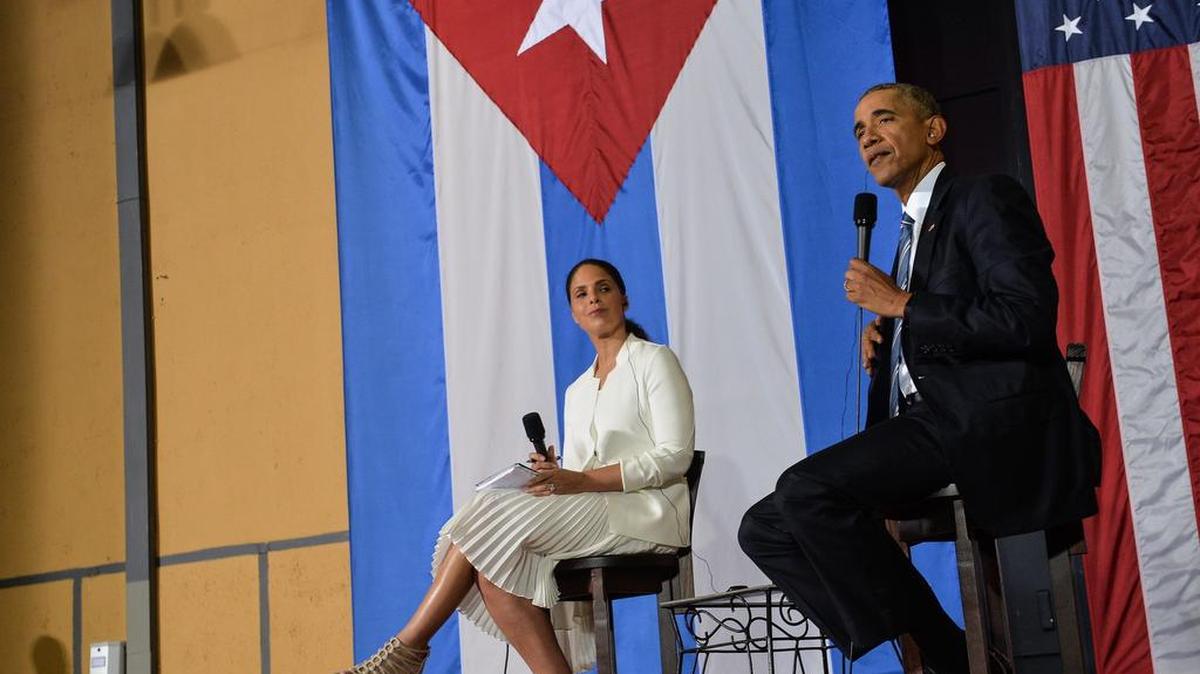 El presidente estadounidense Barack Obama habla periodista de televisión Soledad O'Brien durante una mesa redonda con el espíritu empresarial en La Habana el 21 de marzo de 2016.