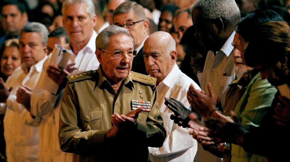 El gobernante cubano Raúl Castro (C) asiste a las celebraciones para conmemorar el 100 aniversario de la Revolución Bolchevique de 1917 en La Habana, el 7 de noviembre de 2017.