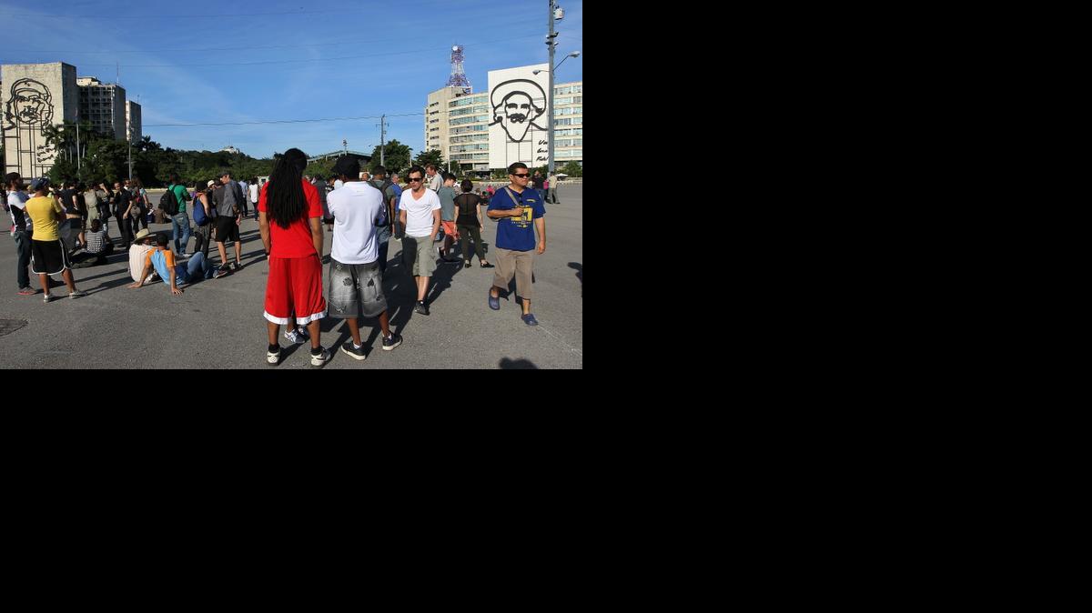 
 Varias personas se congregan el martes 30 de diciembre de 2014, en la Plaza de la Revolución de La Habana (Cuba). EFE/Alejandro Ernesto
