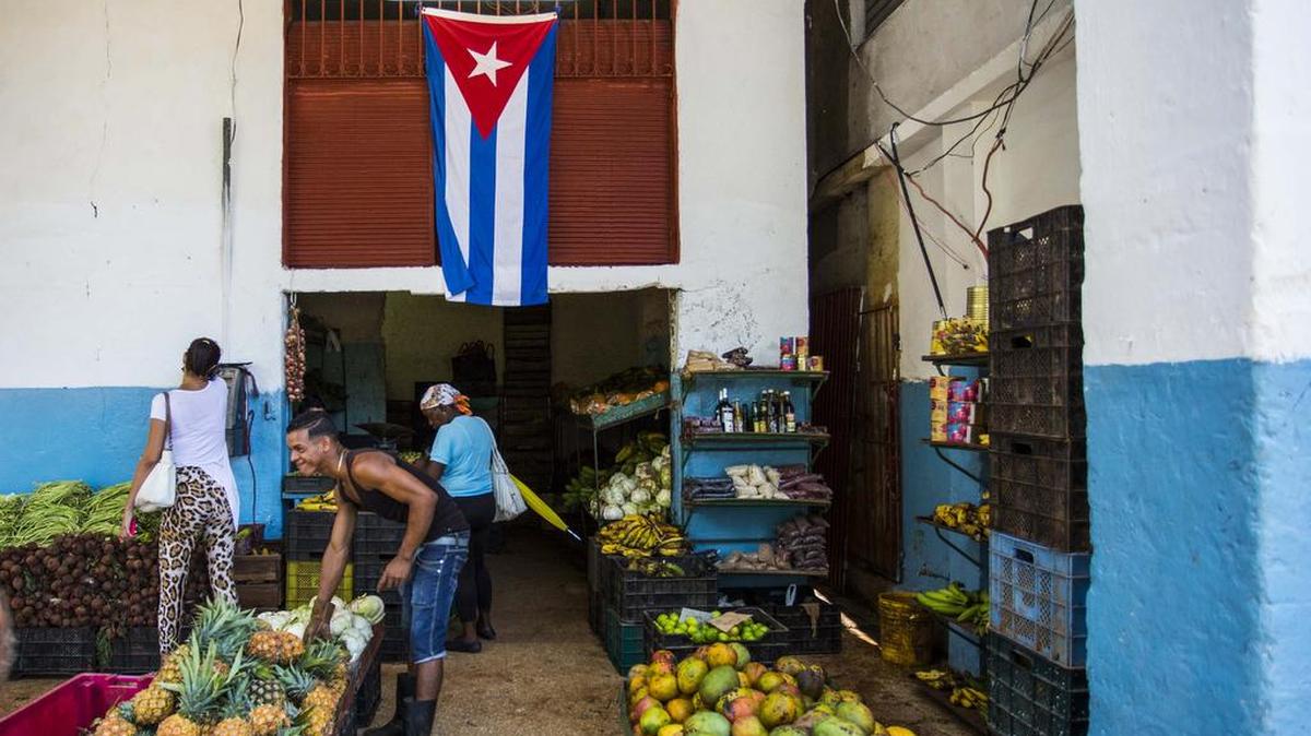 Una tienda en La Habana vende frutas y vegetales el 26 de julio del 2016.