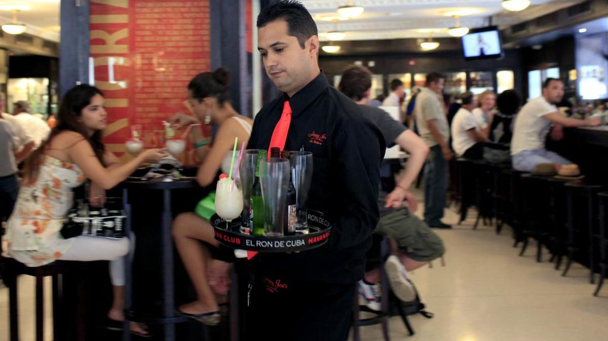 Un mesero sirve bebidas en Sloppy Joe’s Bar durante su reapertura en La Habana, el 12 de abril del 2013.