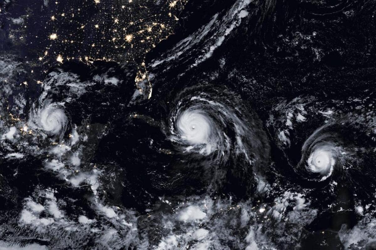 Imagen de la NASA antes del embate del huracán Irma al Caribe occidental en la que se ven iluminadas la mayor parte de las ciudades cubanas desde el espacio.