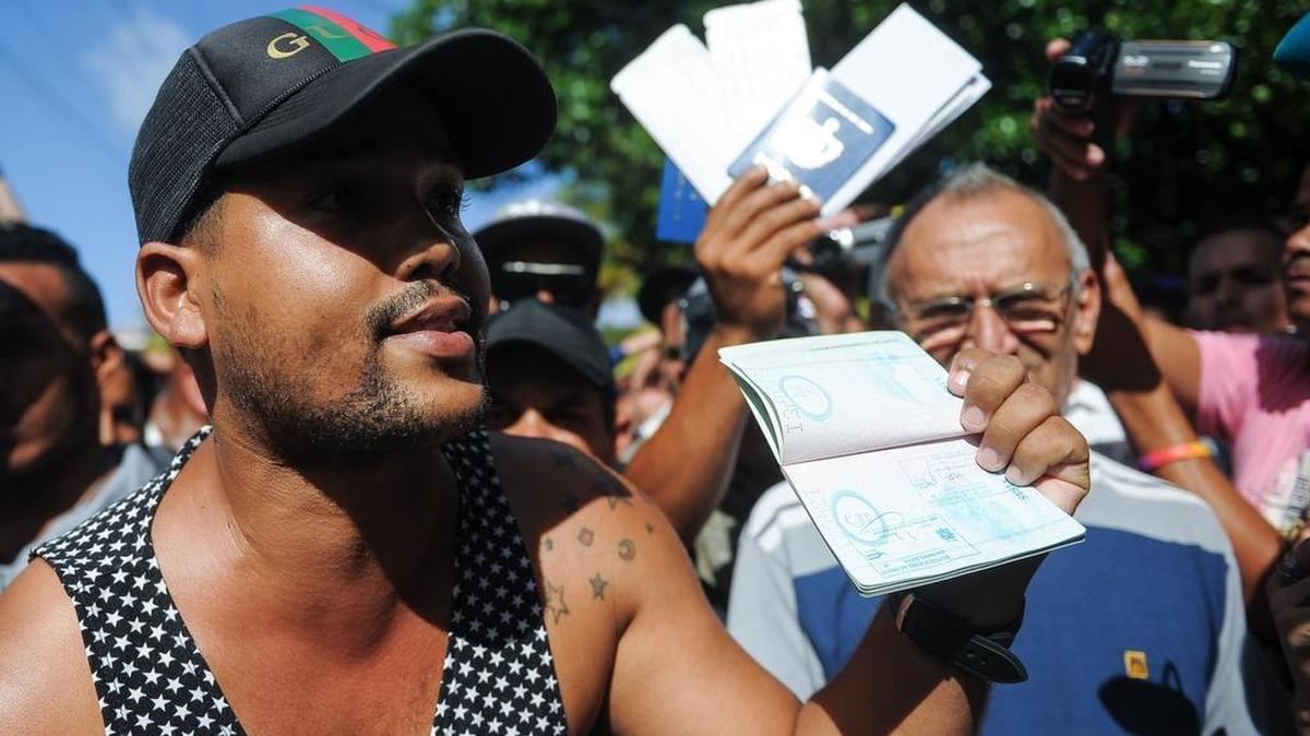 Un grupo de aproximadamente 300 cubanos protesta hoy, viernes 27 de noviembre del 2015, cerca de la embajada de Ecuador en Cuba tras el anuncio de exigir visa a todo cubano que ingrese como turista al país andino a partir del 1 de diciembre. Desde primera hora de la mañana de este viernes, numerosos ciudadanos fueron llegando a las inmediaciones de la sede diplomática, rodeada de un cordón policial, para exigir explicaciones y respuestas sobre la nueva medida, adoptada por el Gobierno de Quito en medio de la crisis migratoria de los más de 3.000 cubanos varados en la frontera entre Costa Rica y Nicaragua.