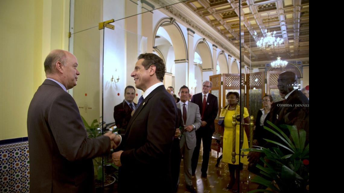 
El gobernador de Nueva York, Andrew Cuomo (der.),saluda al ministro de Comercio Exterior de Cuba, e Rodrigo Malmierca, en La Habana, en abril pasado. 
